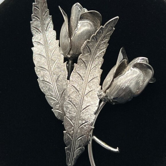 Silver Rosebud Brooch Pin With Textured Leaf Design - Picture 2 of 8